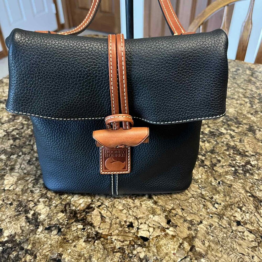 SMALL DOONEY AND BOURKE BLACK CROSS BODY BAG IN EXCELLENT CONDITION